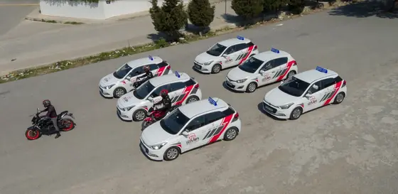 Eğitim otomobillerimiz, üzerinde şube telefonlarıyla